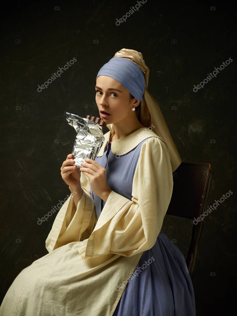 Mujer medieval en traje historico con vestido de corse y sombrero Foto de stock vova130555 gmail 224181928