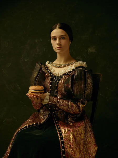 Porträtt av en flicka som bär en retro prinsessa eller grevinnan klänning — Stockfoto