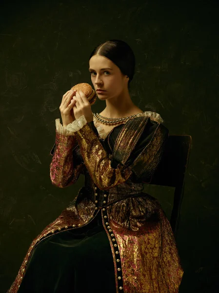 Портрет дівчини в ретро принцесі або сукні графині — стокове фото