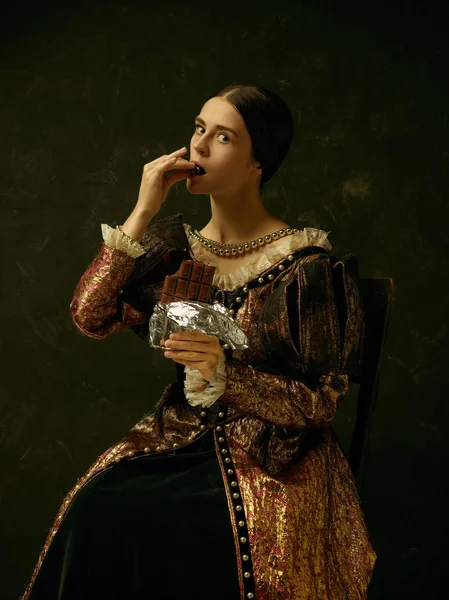 Retrato de uma menina vestindo uma princesa retro ou vestido de condessa — Fotografia de Stock