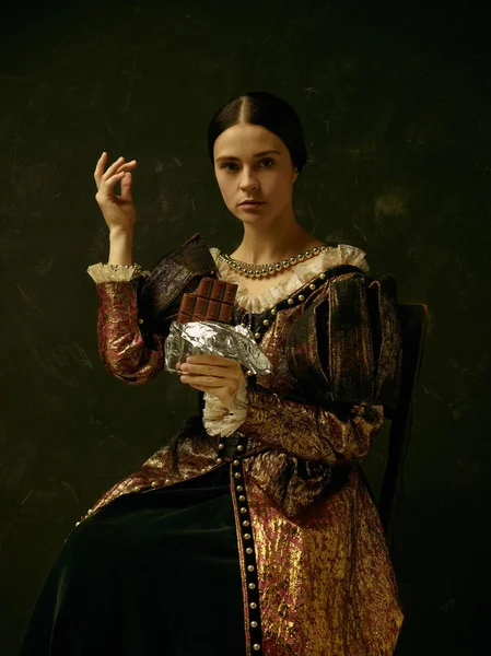 Portré egy lány, egy retro hercegnő vagy grófnő ruhát visel — Stock Fotó