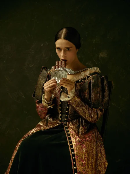 Portret dziewczyny sobie retro sukienka księżniczka lub hrabina — Zdjęcie stockowe