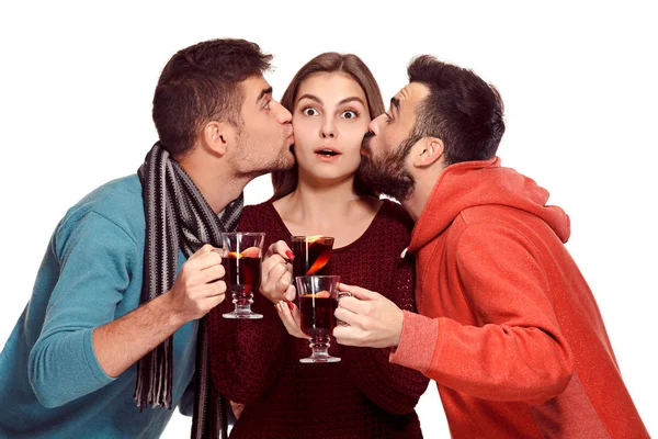 Sorrindo homens e mulheres europeus durante sessão fotográfica do partido . — Fotografia de Stock