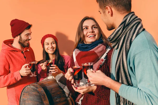 Lächelnde europäische Männer und Frauen beim Party-Fotoshooting. — Stockfoto