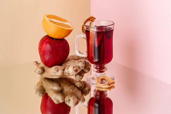 Vin chaud en verre avec bâton de cannelle, bonbons de Noël sur la table en verre — Photo