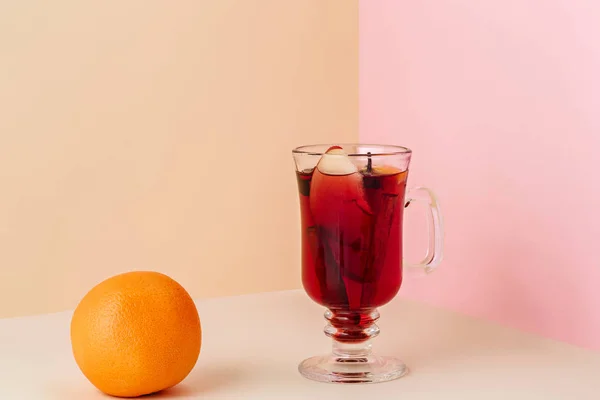 Vin chaud en verre avec bâton de cannelle, bonbons de Noël sur la table en verre — Photo