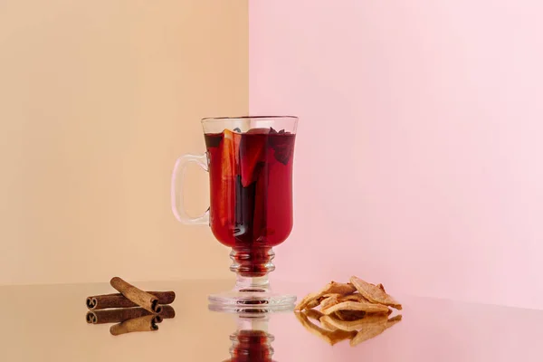 Glühwein in glas met kaneelstokje, Kerstmis snoep op op de glazen tafel — Stockfoto