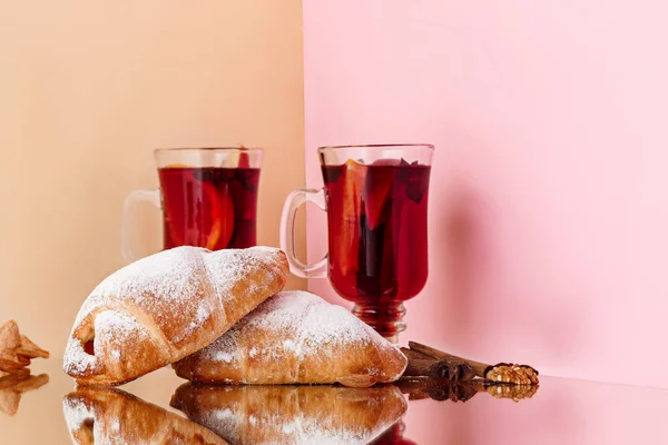 Glögg i glas med kanelstång, jul kaka på på glasbord — Stockfoto