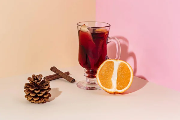 Vin chaud en verre avec bâton de cannelle, bonbons de Noël sur la table en verre — Photo