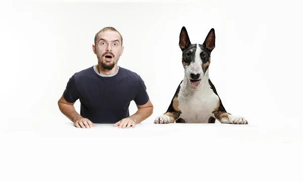 Retrato Emocional de um homem e seu cão pastor, conceito de amizade e cuidado de homem e animal — Fotografia de Stock