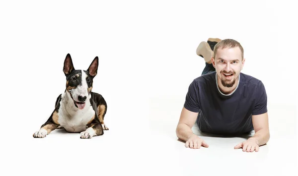 Συναισθηματικό πορτραίτο του ένας άνθρωπος και του Ποιμενικός Σκύλος, η έννοια της φιλίας και φροντίδα του ανθρώπου και των ζώων — Φωτογραφία Αρχείου