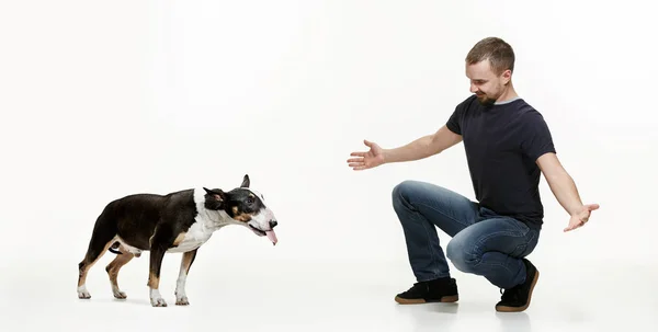 Retrato Emocional de um homem e seu cão pastor, conceito de amizade e cuidado de homem e animal — Fotografia de Stock