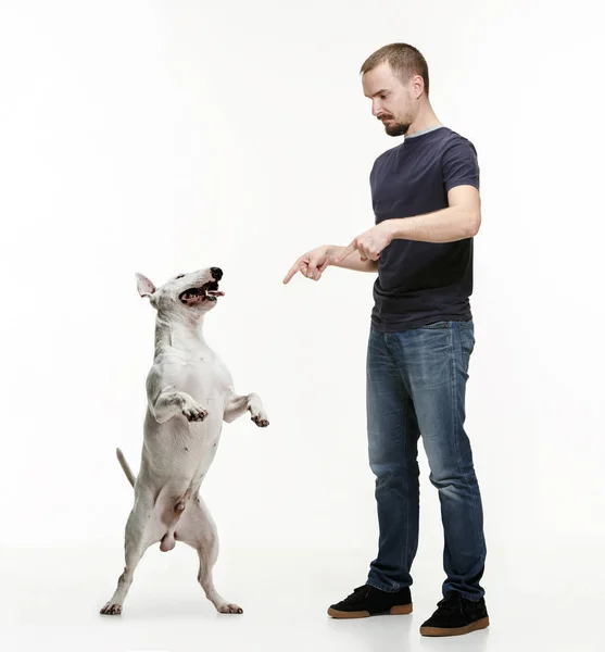 Retrato Emocional de um homem e seu cão pastor, conceito de amizade e cuidado de homem e animal — Fotografia de Stock