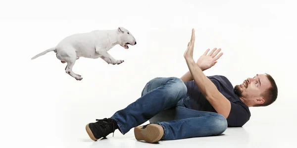 Retrato emocional de un hombre y su perro Bull Terrier, concepto de amistad y cuidado del hombre y los animales — Foto de Stock