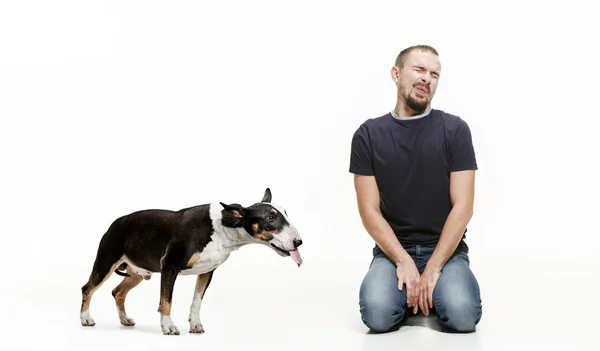 Emotionales Porträt eines Mannes und seines Bullterrierhundes, Konzept der Freundschaft und Fürsorge für Mensch und Tier — Stockfoto