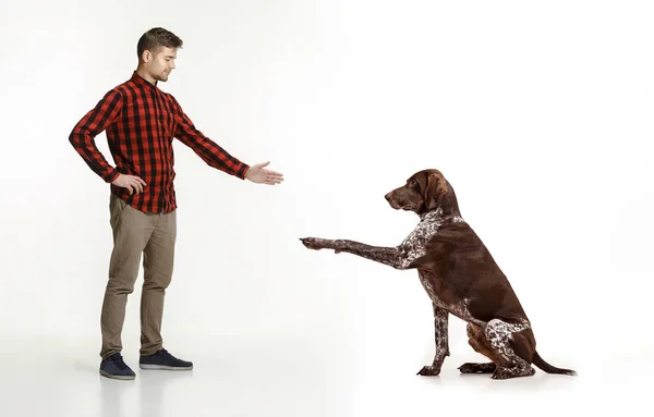 Retrato Emocional de um homem e seu cão, conceito de amizade e cuidado de homem e animal — Fotografia de Stock