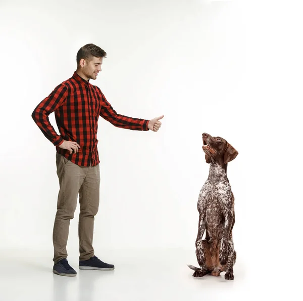 Retrato Emocional de um homem e seu cão, conceito de amizade e cuidado de homem e animal — Fotografia de Stock