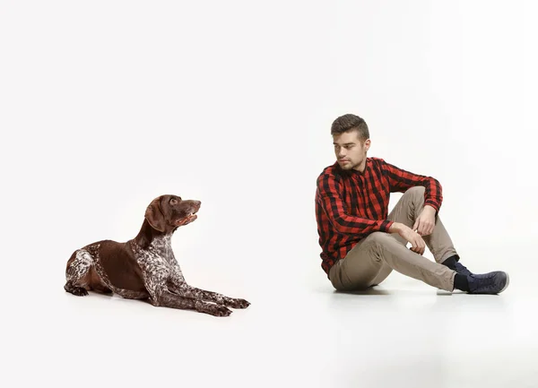 Emotionales Porträt eines Mannes und seines Hundes, Konzept der Freundschaft und Fürsorge für Mensch und Tier — Stockfoto