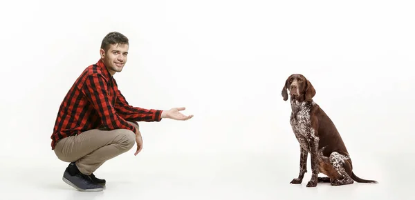 Retrato Emocional de um homem e seu cão, conceito de amizade e cuidado de homem e animal — Fotografia de Stock