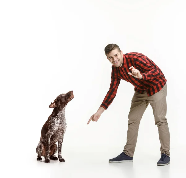 Retrato Emocional de um homem e seu cão, conceito de amizade e cuidado de homem e animal — Fotografia de Stock