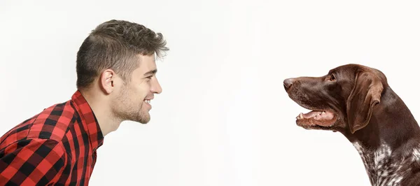 Retrato Emocional de um homem e seu cão, conceito de amizade e cuidado de homem e animal — Fotografia de Stock