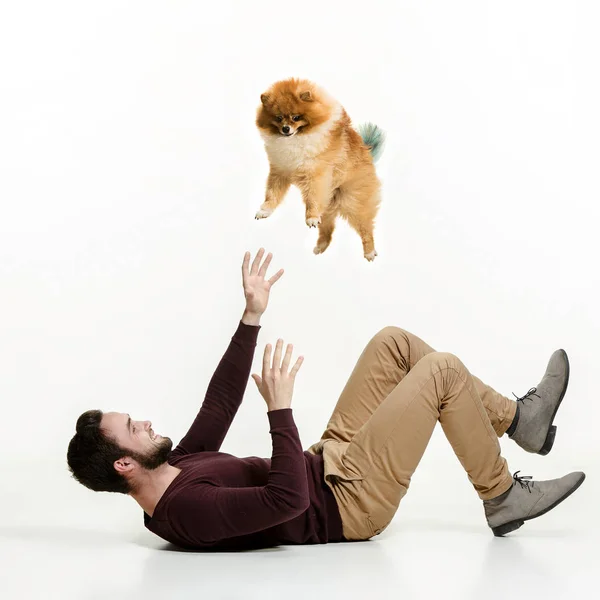 Portrait émotionnel d'un homme et de son chien, concept d'amitié et de soin de l'homme et de l'animal — Photo