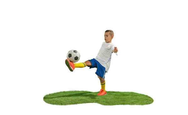Niño con pelota de fútbol haciendo patada voladora — Foto de Stock