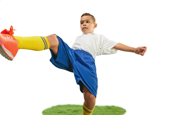 Fiatal fiú a futball-labda, repülő rúgás során — Stock Fotó