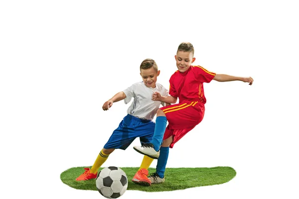 Chicos jóvenes con pelota de fútbol haciendo patada voladora — Foto de Stock