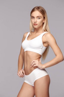 Kızın mükemmel ince tonlu genç vücudu. .