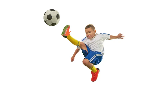 Niño con pelota de fútbol haciendo patada voladora — Foto de Stock