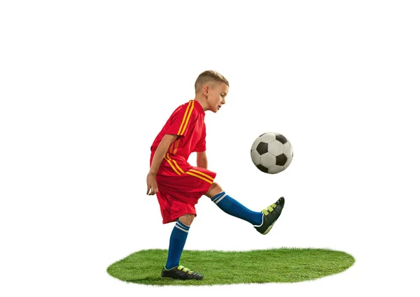 Niño con pelota de fútbol haciendo patada voladora — Foto de Stock