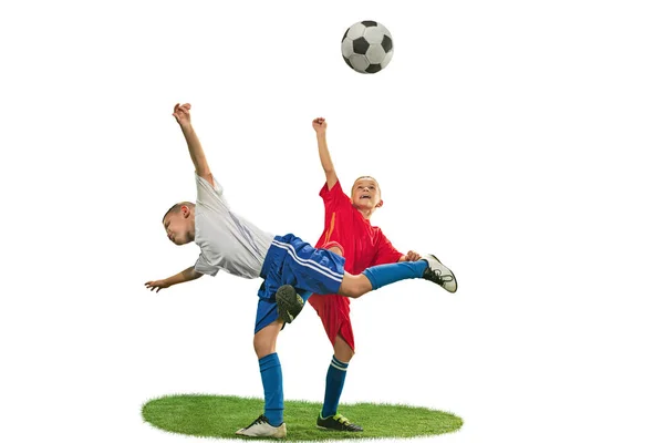 Chicos jóvenes con pelota de fútbol haciendo patada voladora — Foto de Stock