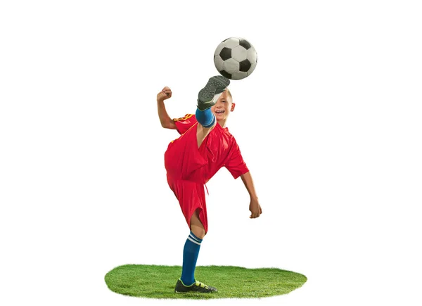 Jongen met voetbal doen vliegende kick — Stockfoto