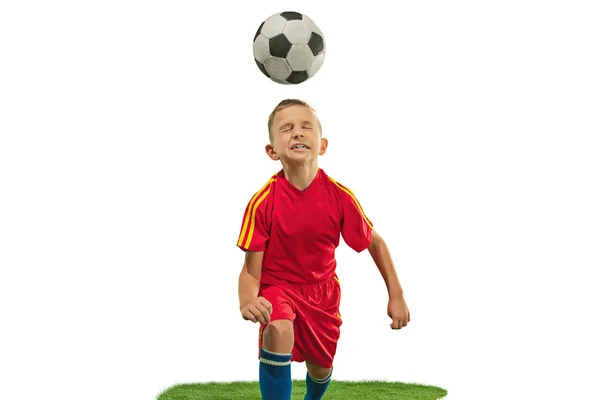 Ung pojke med fotboll gör flygande kick — Stockfoto