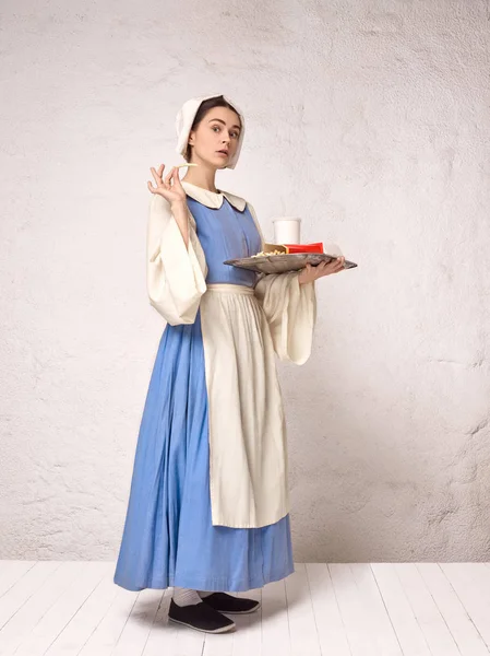 Mujer medieval en traje histórico con vestido de corsé y sombrero . —  Fotos de Stock