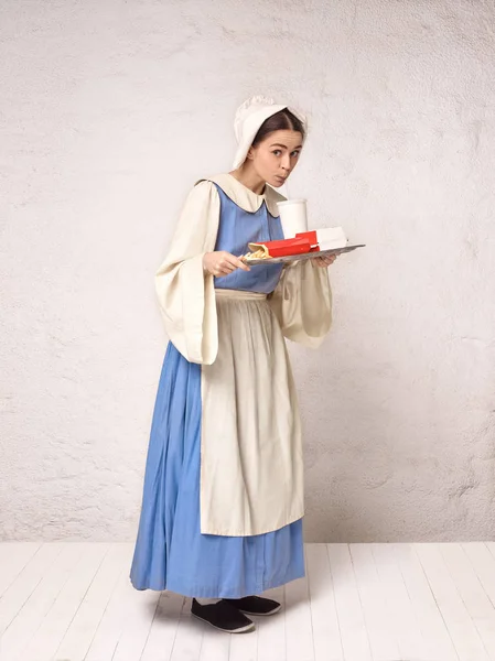 Mulher medieval em traje histórico vestindo vestido de espartilho e Bonnet . — Fotografia de Stock