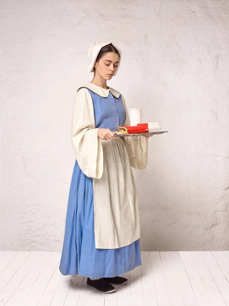 Középkori nő visel ruhát fűző és a motorházfedél, történelmi ruha. — Stock Fotó