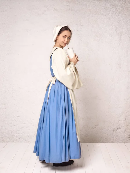 Mujer medieval en traje histórico con vestido de corsé y sombrero . — Foto de Stock