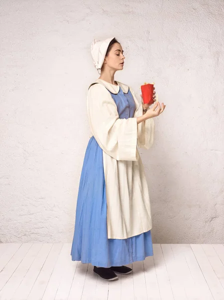 Mujer medieval en traje histórico con vestido de corsé y sombrero . — Foto de Stock