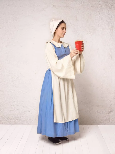 Mulher medieval em traje histórico vestindo vestido de espartilho e Bonnet . — Fotografia de Stock