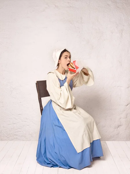 Mulher medieval em traje histórico vestindo vestido de espartilho e Bonnet . — Fotografia de Stock