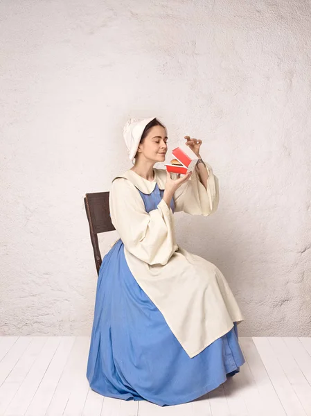 Mujer medieval en traje histórico con vestido de corsé y sombrero . — Foto de Stock