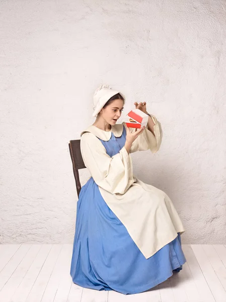 Mulher medieval em traje histórico vestindo vestido de espartilho e Bonnet . — Fotografia de Stock