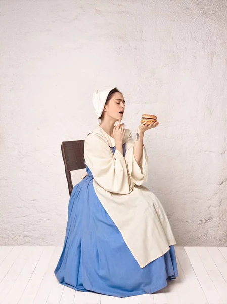 Middeleeuwse vrouw in historisch kostuum dragen Corset jurk en Bonnet. — Stockfoto