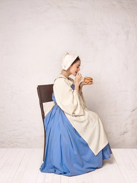 Mujer Medieval Traje Histórico Con Vestido Corsé Sombrero Con Hamburguesa — Foto de Stock