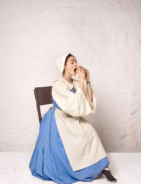中世の女性のコルセット ドレスとボンネットを身に着けている歴史的な衣装で. — ストック写真