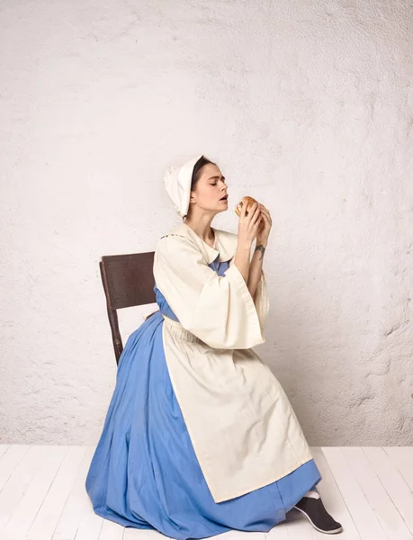 Middeleeuwse vrouw in historisch kostuum dragen Corset jurk en Bonnet. — Stockfoto