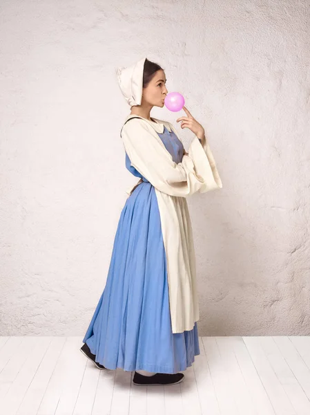Mujer medieval en traje histórico con vestido de corsé y sombrero . —  Fotos de Stock