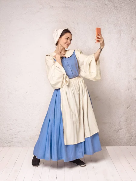 Mulher medieval em traje histórico vestindo vestido de espartilho e Bonnet . — Fotografia de Stock